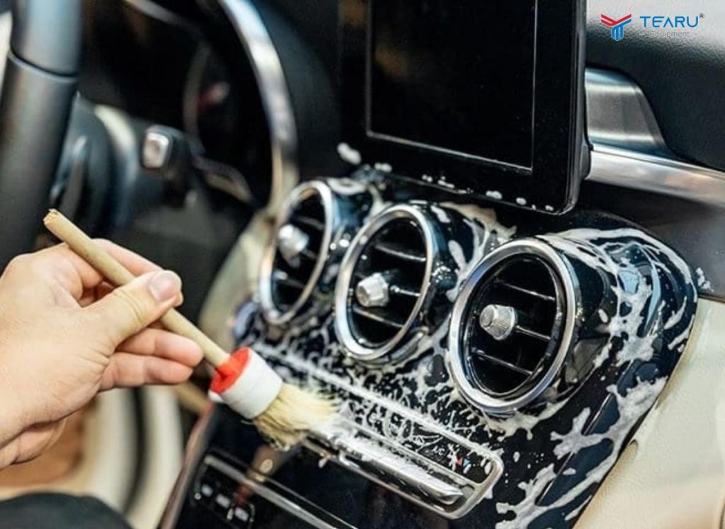 Sử dụng dung dịch vệ sinh nội thất chuyên dụng làm sạch sâu nhưng vẫn an toàn với mọi chất liệu.