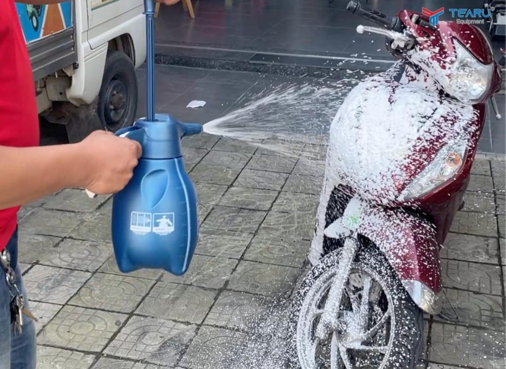 Rửa Xe Tại Nhà Nhanh Chóng Với Bình Xịt Bọt Tuyết Cầm Tay Tại Đà Nẵng 1 Rửa Xe Tại Nhà Nhanh Chóng Với Bình Xịt Bọt Tuyết Cầm Tay Tại Đà Nẵng
