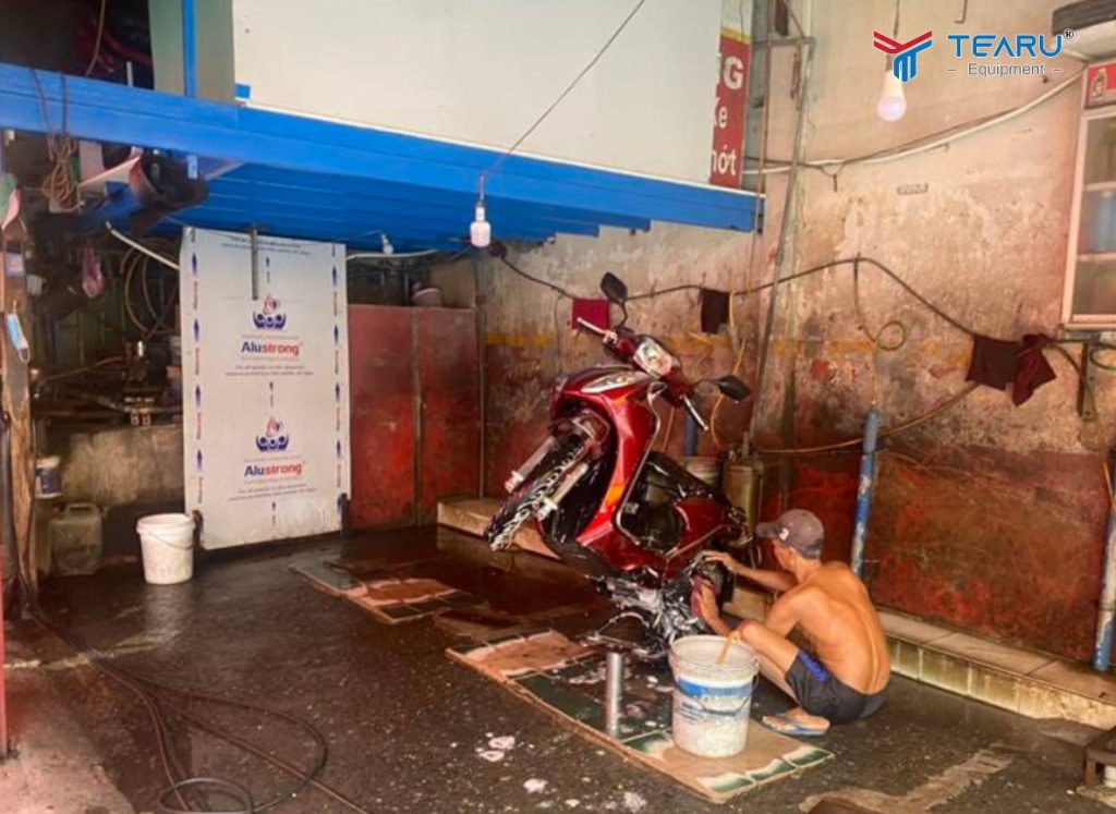 Sử dụng ben nâng rửa xe máy đúng quy trình kỹ thuật để đảm bào an toàn