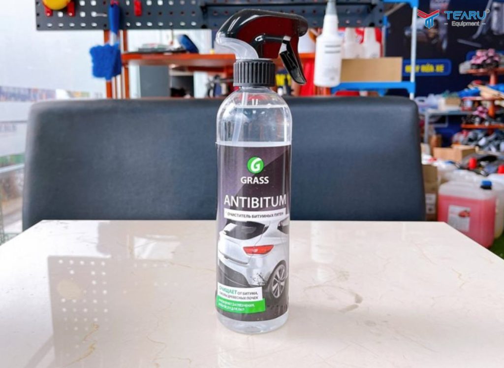 Dùng dung dịch tẩy keo và nhựa đường chuyên dụng Grass Antibitum