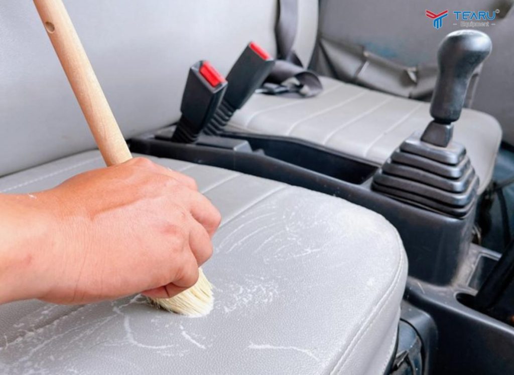 chà dung dịch bằng bàn chải lông trên bề mặt da hoặc nỉ