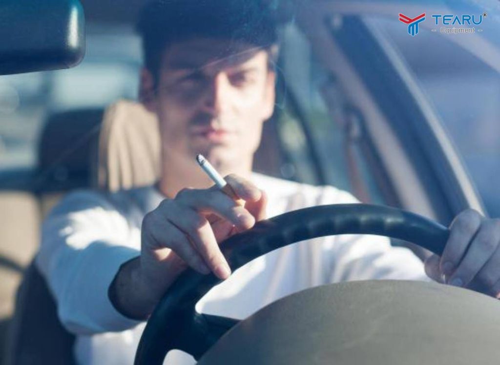 Cách khử mùi hôi trên xe ô tô bằng nguyên liệu tự nhiên (Mẹo hay) 2 Khói thuốc là một trong những nguyên nhân gây hôi xe