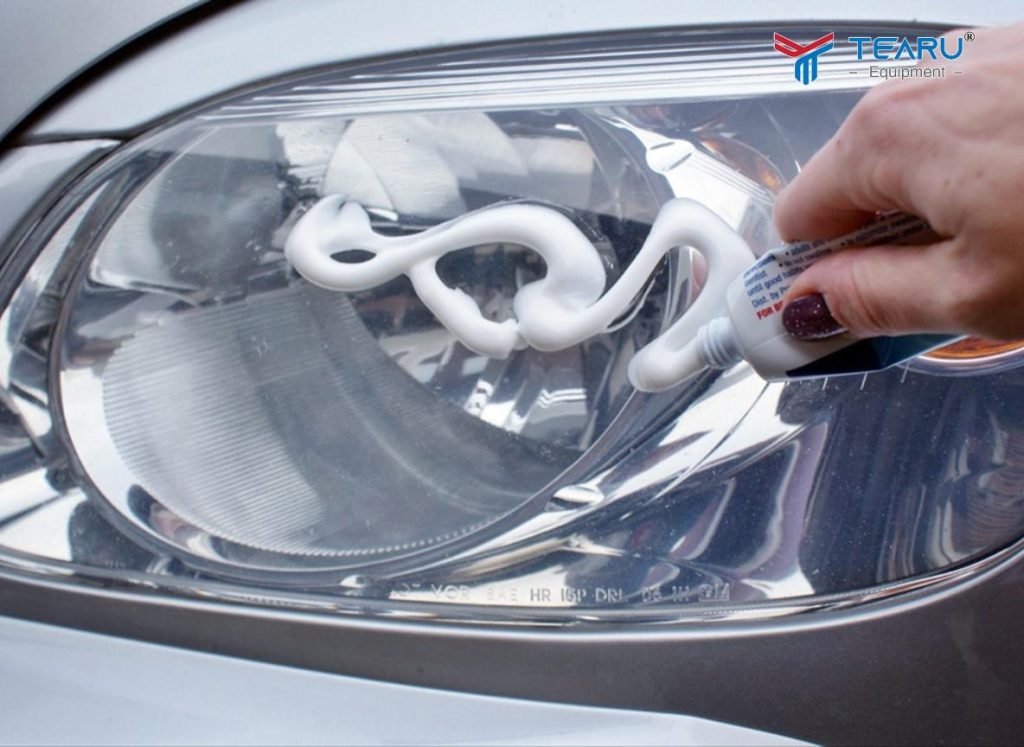 Hướng Dẫn Tẩy Ố Đèn Ô Tô Bị Mờ Bằng Vật Dụng Sẵn Có Tại Nhà 2 Bạn có thể tấy ố đèn bằng kem đánh răng có sẵn tại nhà