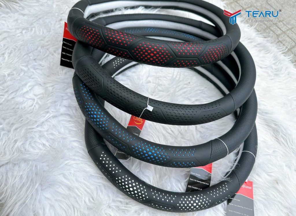 Có Nên Bọc Vô Lăng Xe Ô Tô Không? Ưu Điểm Và Lưu Ý Khi Lựa Chọn 3 Bọc vô lăng vải, sợi carbon hoặc da lộn tạo cảm giác mới mẻ khi lái xe