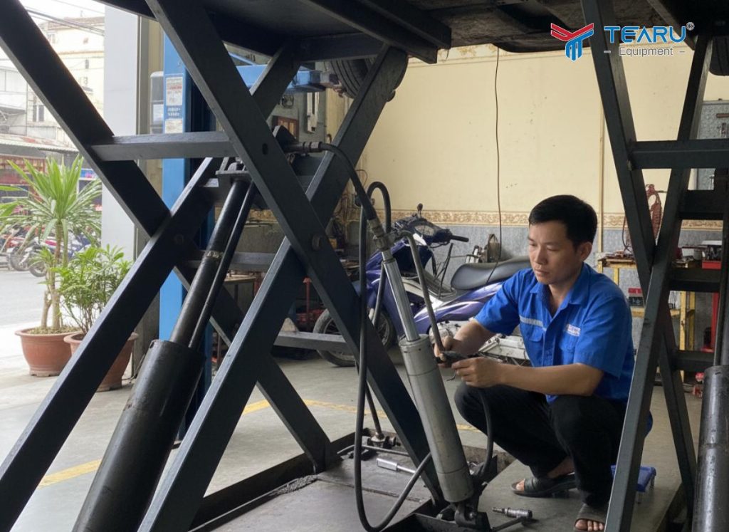 Cầu Nâng Cắt Kéo Cho Gara Ô Tô: Ưu Nhược Điểm Cần Biết Trước Khi Đầu Tư 3 Thường xuyên bảo dưỡng và thay dầu thuỷ lực