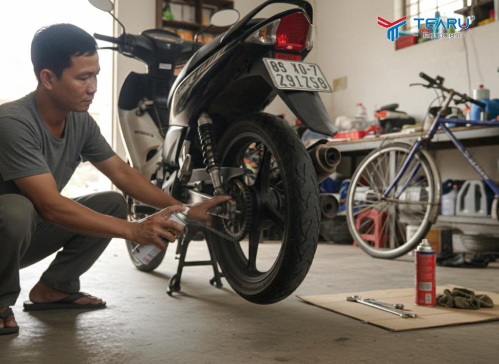 Bí Quyết Bảo Dưỡng Xích Xe Máy Luôn Trơn Tru, Không Bị Rão 4 Nên sử dụng xịt dưỡng xích chuyên dụng