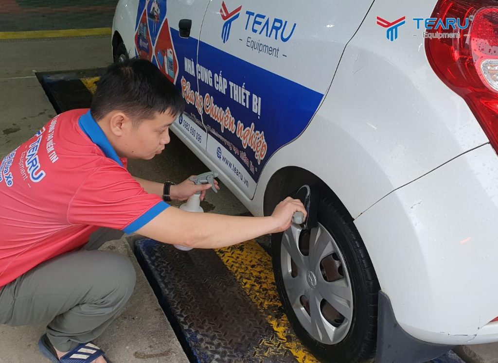 Cách Dưỡng Bóng Lốp Ô Tô Dịp Cuối Năm Giúp Xe Đẹp Như Mới Đón Tết 4 Công ty Tearu là đơn vị cung cấp dung dịch dưỡng bóng lốp Grass Tire Polish chính hãng.