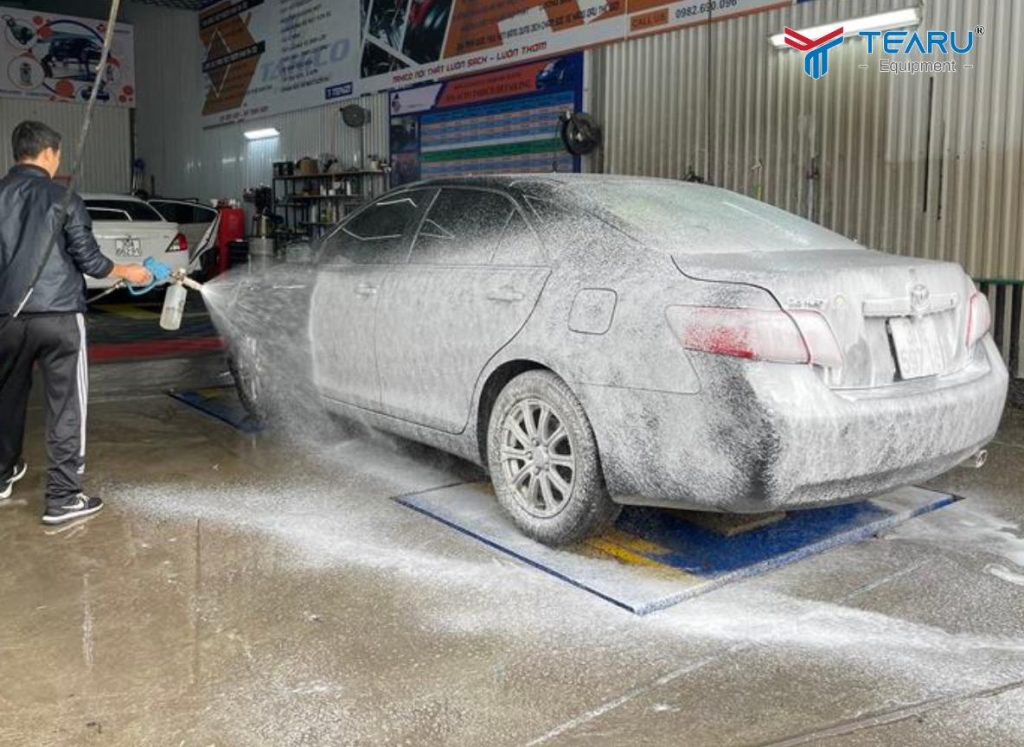 Sử dụng bình bọt tuyết gắn máy rửa xe giúp tiết kiệm thời gian khi rửa xe tại nhà