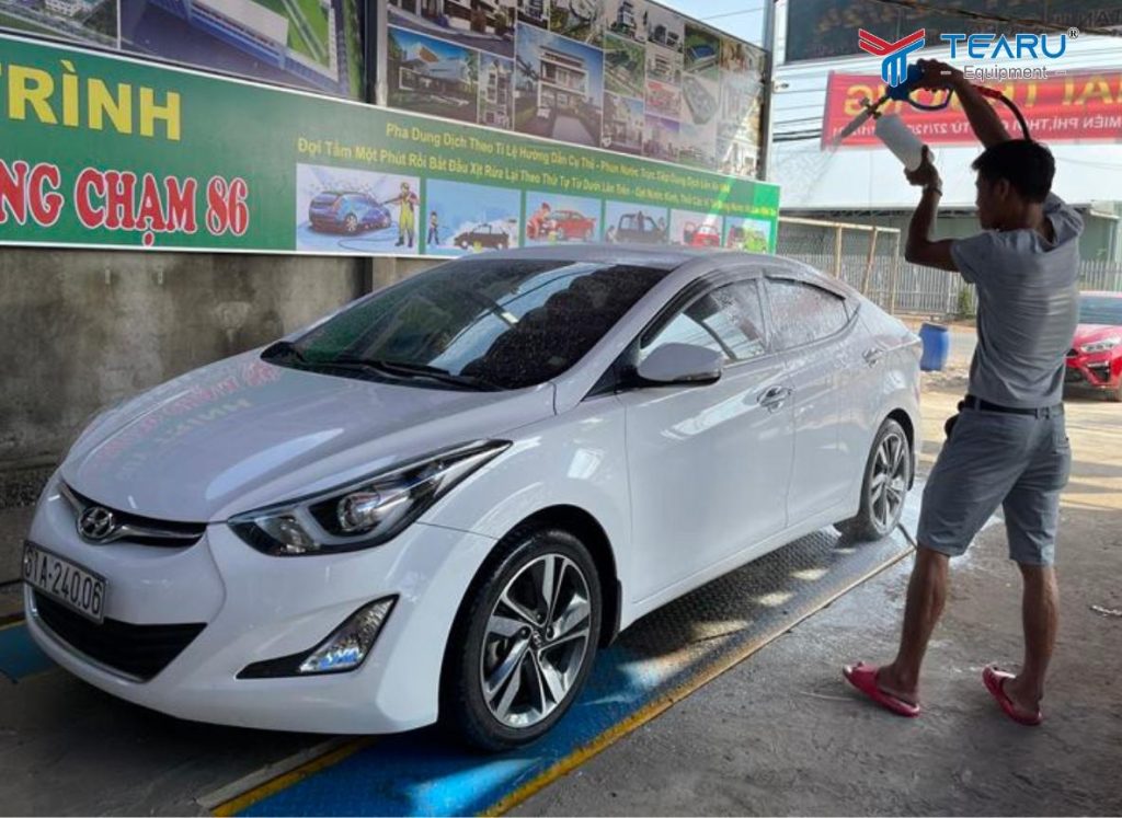 Chọn bình bọt tuyết gắn đúng với đầu máy súng rửa xe