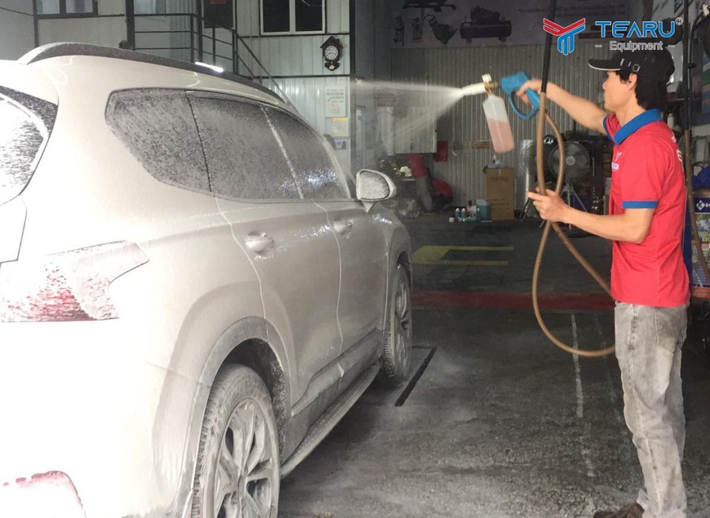 Bình Bọt Tuyết Gắn Máy Rửa Xe Mini: Lựa Chọn Phổ Biến Khi Rửa Xe Tại Nhà