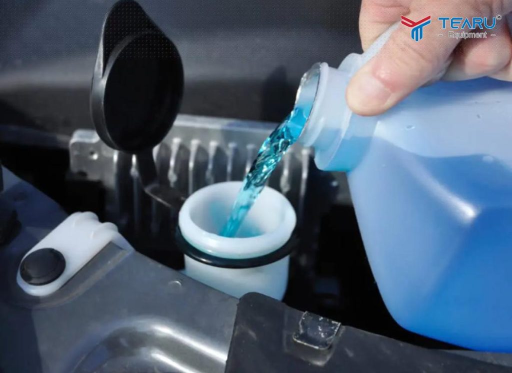 Cách Tự Kiểm Tra Và Châm Nước Rửa Kính Ô Tô Tại Nhà Đúng Chuẩn Gara 3 Châm đến mức gần MAX, tránh đổ đầy 100% để dung dịch giãn nở khi nóng.