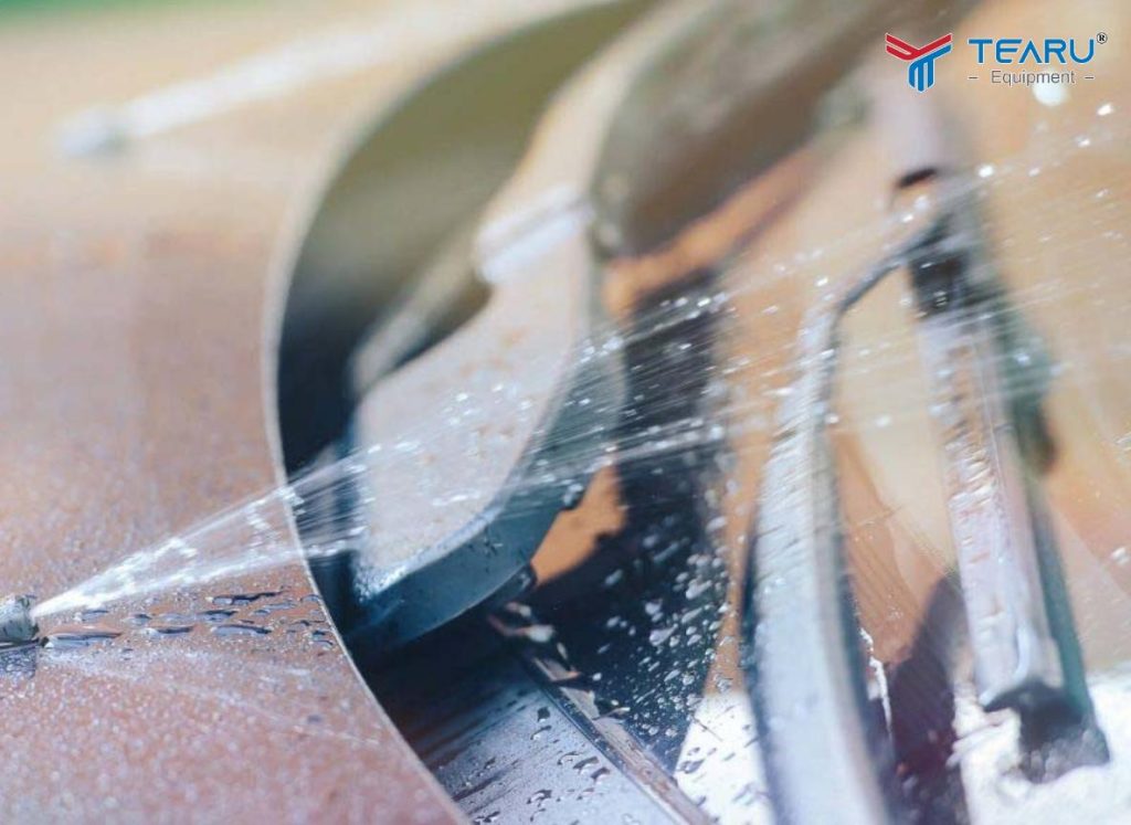 Cách Tự Kiểm Tra Và Châm Nước Rửa Kính Ô Tô Tại Nhà Đúng Chuẩn Gara 2 Khi bấm cần phun không thấy nước hoặc nước ra rất yếu thì bạn nên thay nước rửa kính.