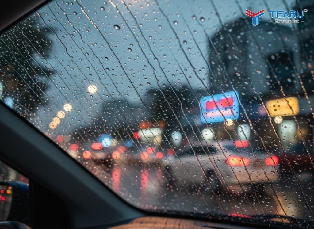 Tại Sao Nên Phủ Nano Kính Lái? Lợi Ích Thực Tế Khi Sử Dụng 2 Phủ nano kính lái ô tô giúp Tăng khả năng quan sát khi đi mưa
