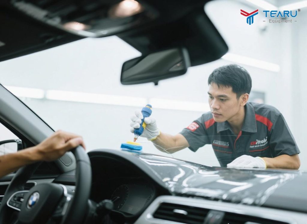 Tại Sao Nên Phủ Nano Kính Lái? Lợi Ích Thực Tế Khi Sử Dụng 4 Tẩy ố kính trước khi phủ nano