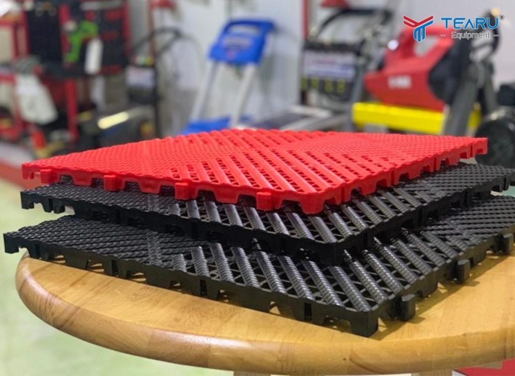 Tấm Nhựa Lót Sàn Rửa Xe Tại Đà Nẵng – Chống Trơn, Thoát Nước Tốt, Giá Phải Chăng 2 Nhờ bề mặt gân nổi nên chống trượt tốt cho anh em rửa xe