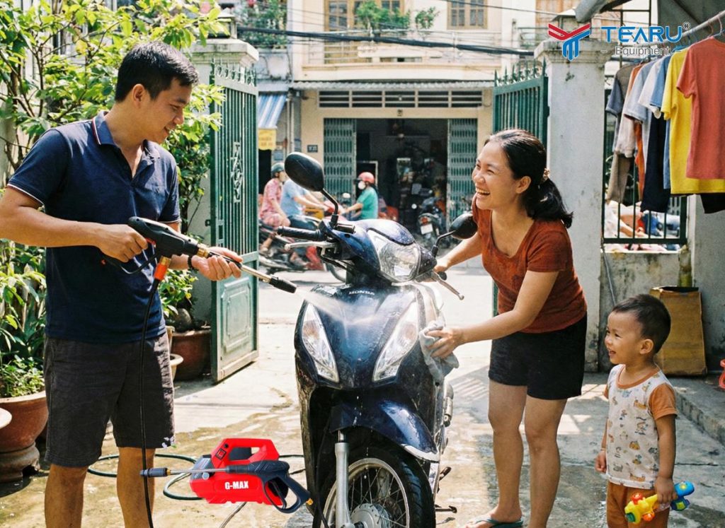 Cách Dùng Máy Rửa Xe Mini Đúng Chuẩn Để Tăng Tuổi Thọ 2 Cách sử dụng máy rửa xe mini đúng chuẩn giúp tăng hiệu suất và máy sử dụng bền bỉ