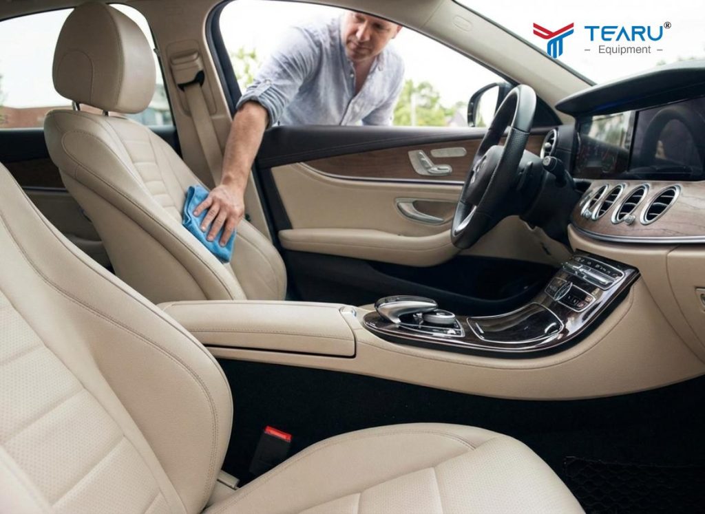 Cách Tẩy Vết Ố Trên Ghế Da Ô Tô Đơn Giản, An Toàn Tại Nhà 3 Kết hợp dung dịch và khăn lau chuyên dụng khi xử lý vết ố trên ghế da xe ô tô