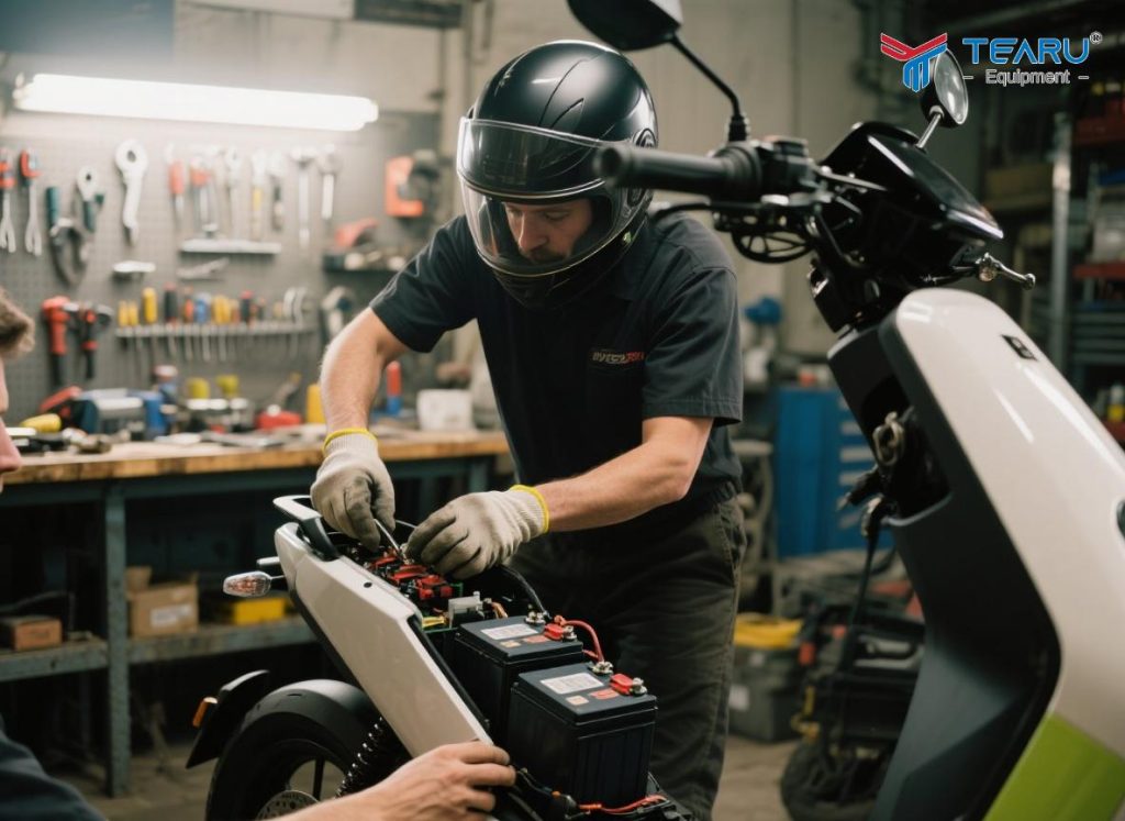 Giá Thay Pin Xe Máy Điện Hiện Nay: Loại Nào Rẻ, Loại Nào Bền?