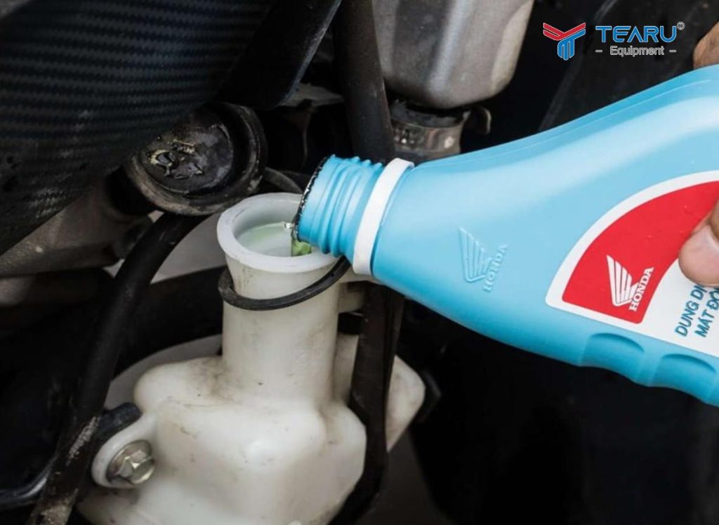 Két Nước Xe Máy Bị Rỉ Nước: Nguyên Nhân, Cách Xử Lý Và Vệ Sinh An Toàn 5 Chỉ sử dụng dung dịch làm mát chuyên dụng