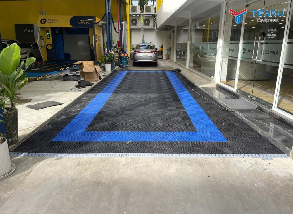Tấm Nhựa Lót Sàn Rửa Xe Tại Đà Nẵng – Chống Trơn, Thoát Nước Tốt, Giá Phải Chăng 3 Tính năng chống trượt tốt nên ngoài lót sàn rửa xe còn được ứng dụng rộng trong các ngành khác.