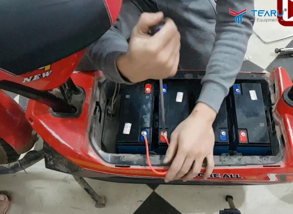 Bạn nên chọn thay pin chính hãng để tránh nguy hiểm, chập mạch cháy nổ khi sạc