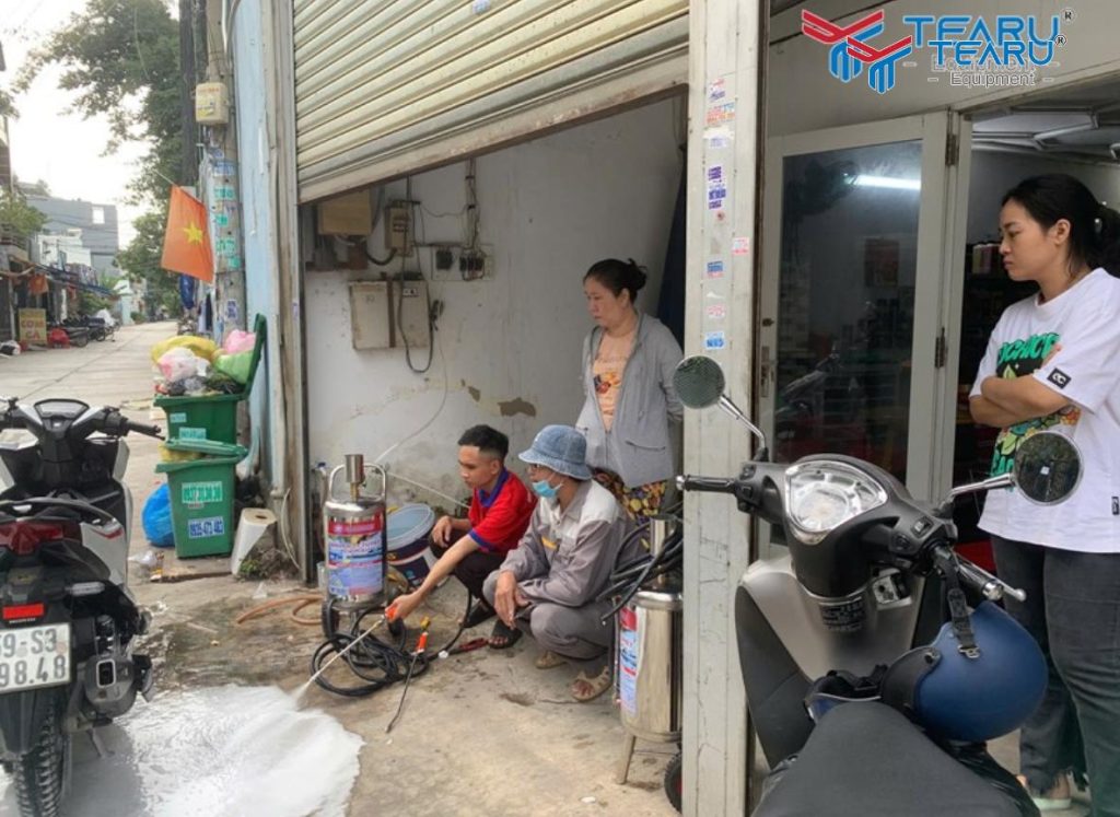 Nên dùng nước rửa xe chuyên dụng, tránh loại kém chất lượng.