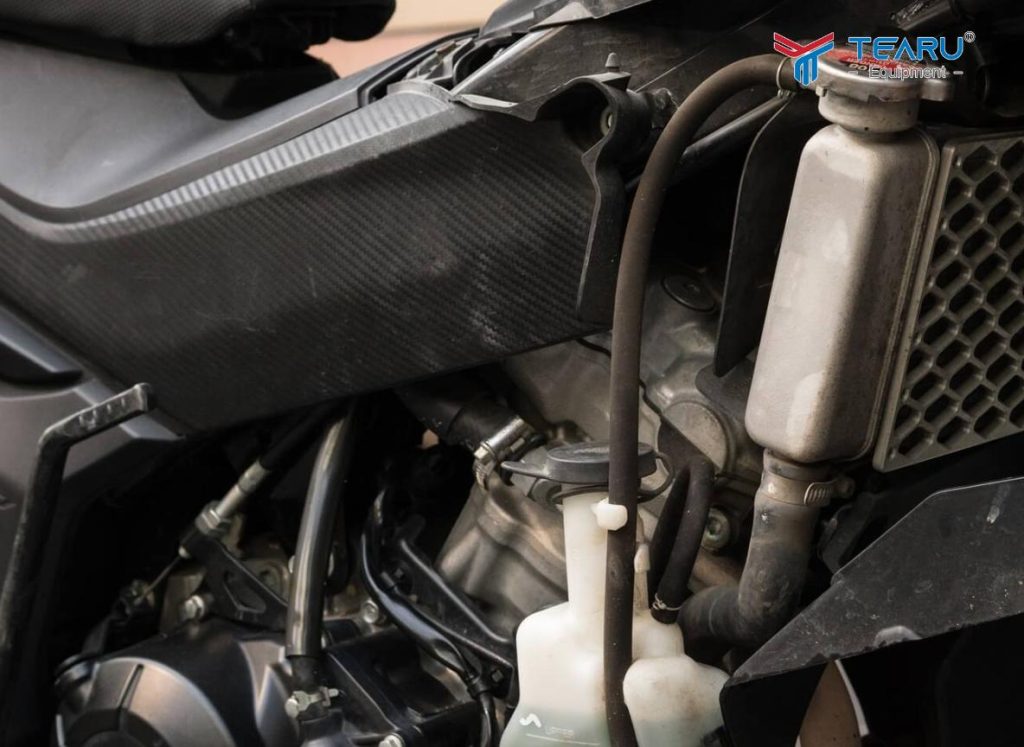 Két Nước Xe Máy Bị Rỉ Nước: Nguyên Nhân, Cách Xử Lý Và Vệ Sinh An Toàn 2 Các lực tác động mạnh có thể làm nứt mối hàn hoặc móp các góc của két nước.