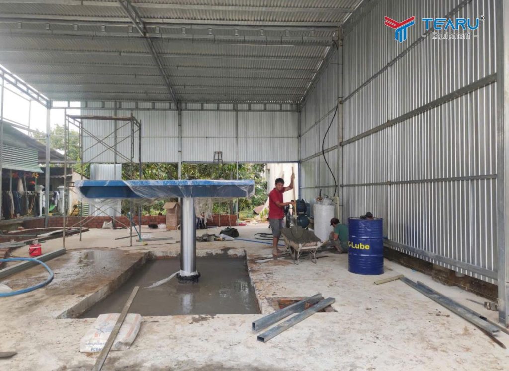 Hướng Dẫn Kỹ Thuật Đào Hố Móng Cầu Nâng 1 Trụ Chi Tiết Từ A–Z 4 Đổ bê tông cố định trụ