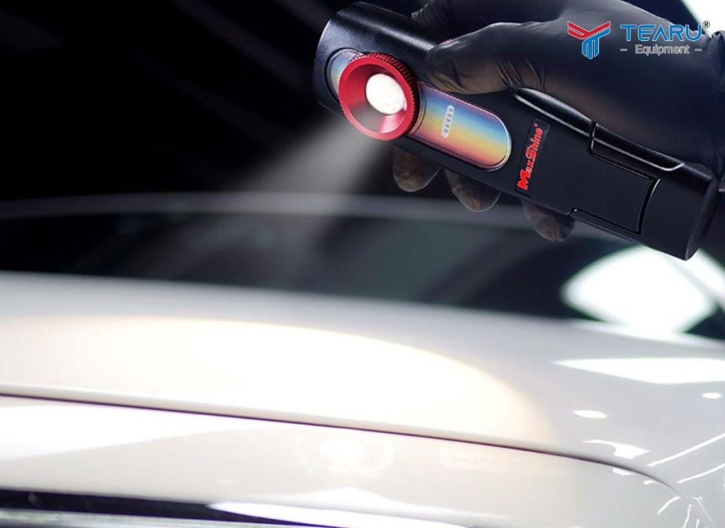 Đèn detailing giúp soi bề mặt một cách chi tiết, chính xác