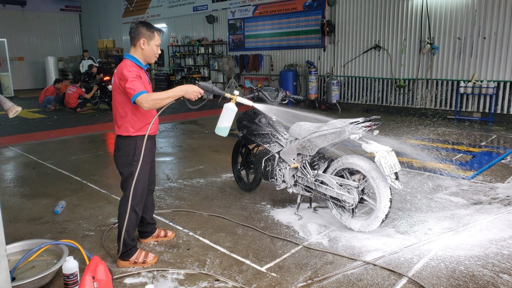 Kinh Nghiệm Sử Dụng Dung Dịch Rửa Xe Không Chạm Đúng Cách, Không Hại Xe 4 Sau khi phủ bọt Chờ 1–3 phút cho dung dịch phát huy tác dụng