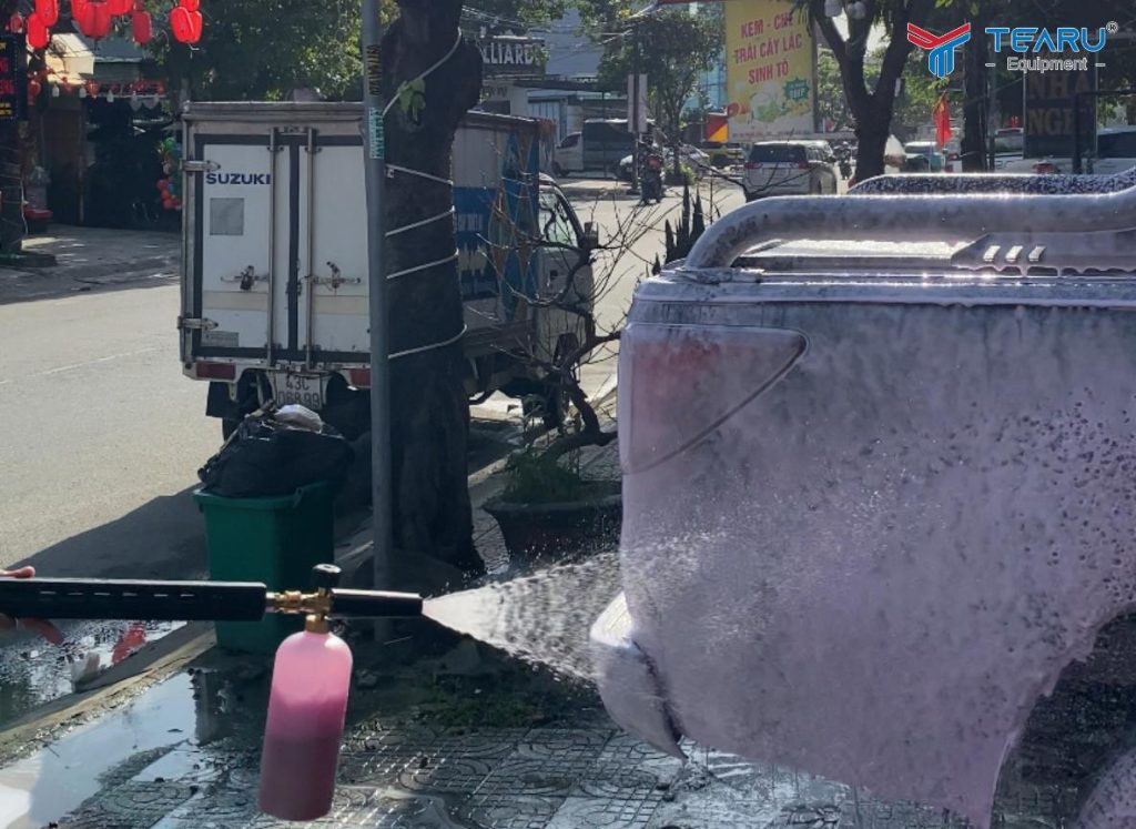 Kinh Nghiệm Sử Dụng Dung Dịch Rửa Xe Không Chạm Đúng Cách, Không Hại Xe 2 Nếu chọn đúng sản phẩm chất lượng và pha đúng tỉ lệ của nhà sản xuất thì không ảnh hưởng đến sơn xe