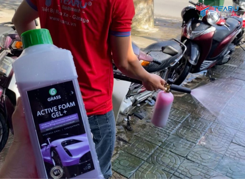 Kinh Nghiệm Sử Dụng Dung Dịch Rửa Xe Không Chạm Đúng Cách, Không Hại Xe 3 Một kinh nghiệm sử dụng dung dịch rửa xe không chạm đúng cách mà nhiều người hay bỏ qua là pha đúng tỷ lệ.