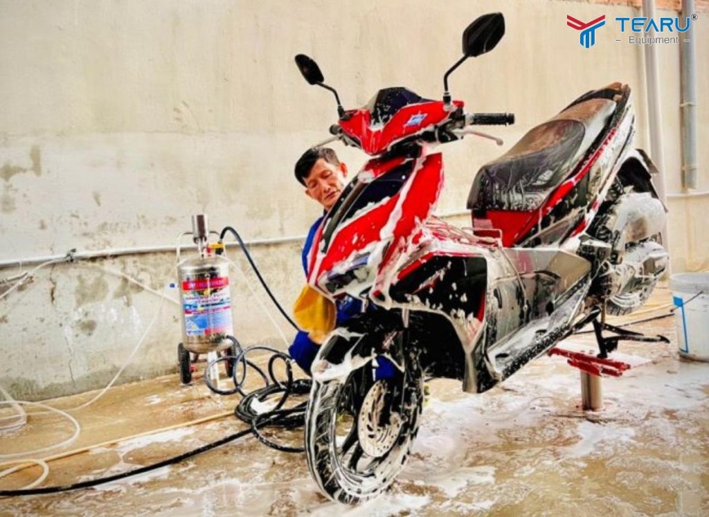 Cách Pha Dung Dịch Rửa Xe Không Chạm Với Bình Phun Bọt Tuyết Inox Chuẩn Nhất 1 Cách Pha Dung Dịch Rửa Xe Không Chạm Với Bình Phun Bọt Tuyết Inox Chuẩn Nhất