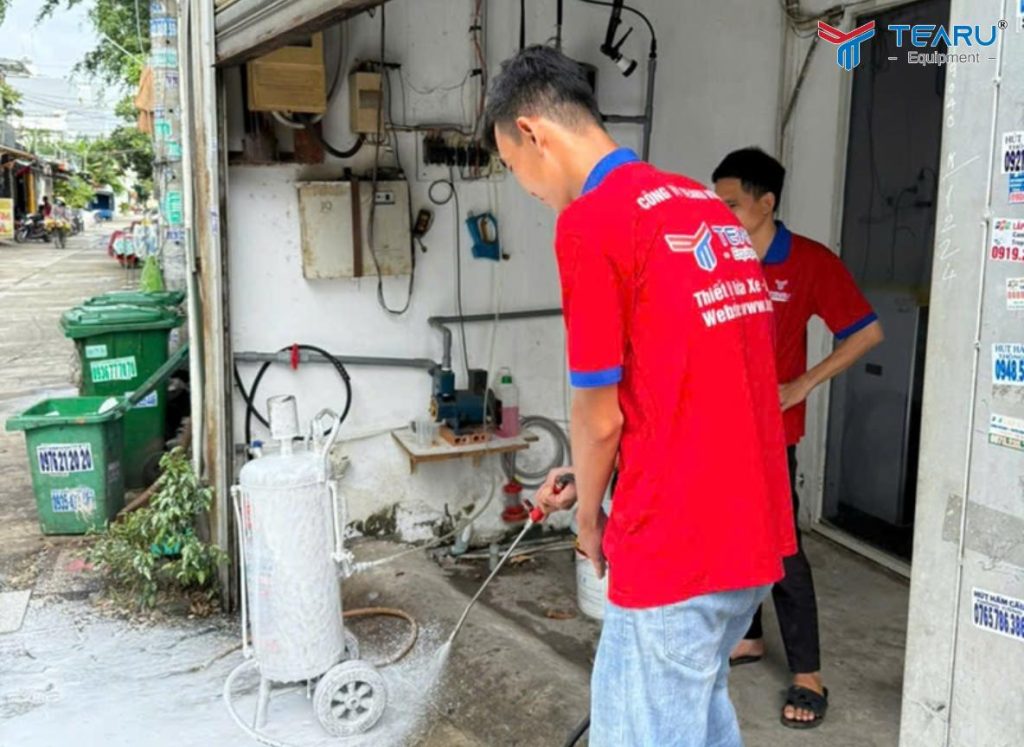 Cách Pha Dung Dịch Rửa Xe Không Chạm Với Bình Phun Bọt Tuyết Inox Chuẩn Nhất 2 Nên sử dụng bình phun bọt tuyết inox vì Chất liệu inox bền, chịu áp lực cao, bọt dày, mịn