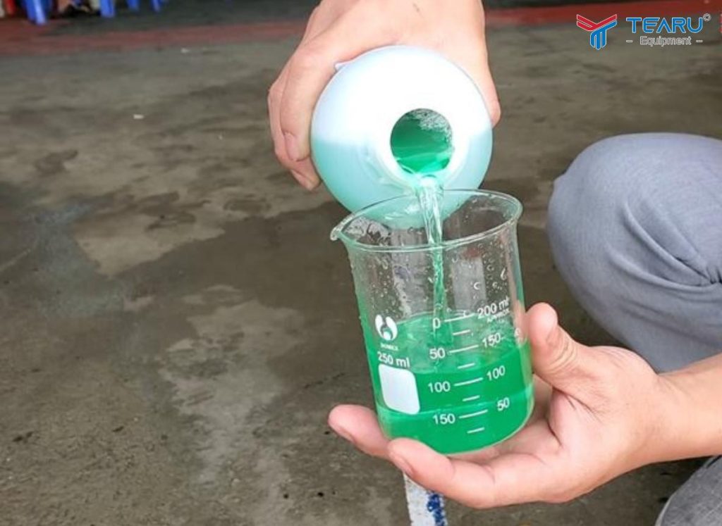 Hướng Dẫn Sử Dụng Súng Phun Bình Bọt Tuyết Đúng Cách, Ít Hao Dung Dịch 2 Lựa chọn dung dịch phù hợp và tỉ lệ pha đúng tỉ lệ