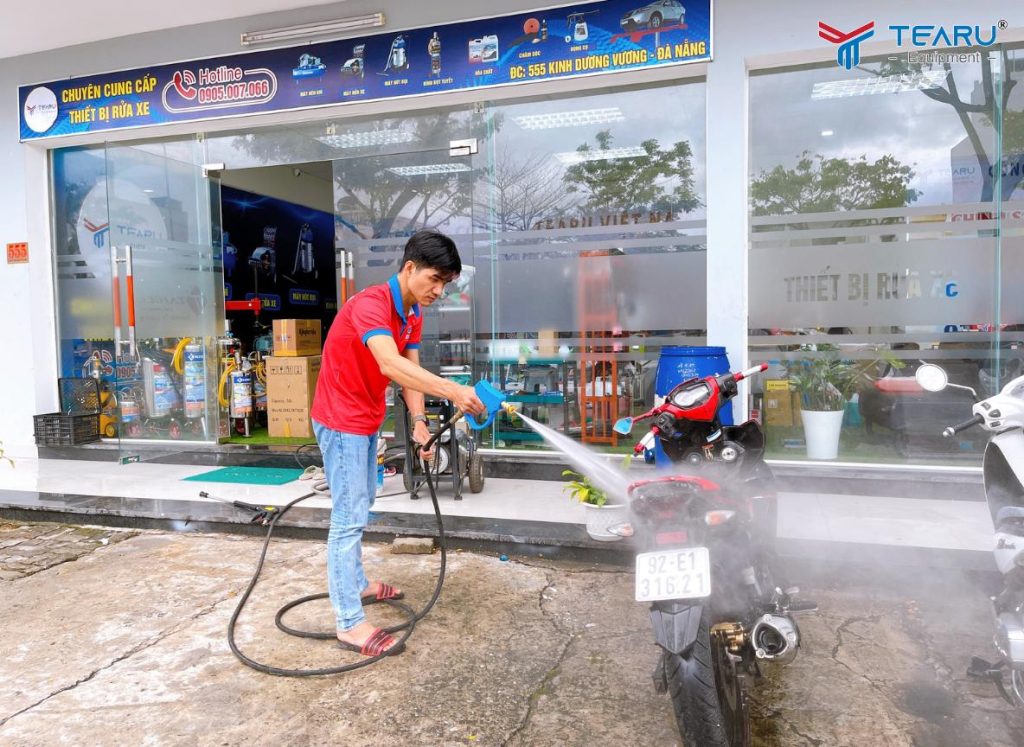 Những Sai Lầm Khi Rửa Xe Không Chạm Làm Giảm Tuổi Thọ Sơn Xe 3 Không xịt rửa trôi bùn đất trước khi xịt không chạm là lỗi cơ bản thường mắc phải