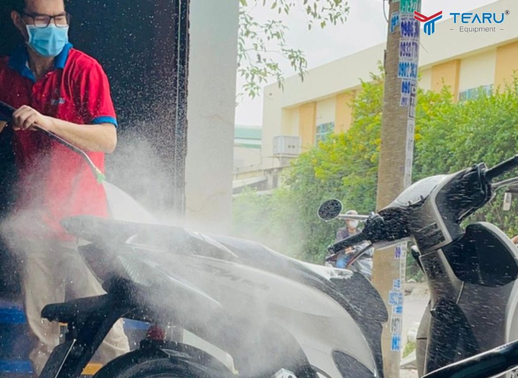 Xu Hướng Rửa Xe Không Chạm Năm 2026 – Vì Sao Ngày Càng Phổ Biến? 2 Rửa xe không chạm giữ an toàn và tạo độ bóng cho sơn xe