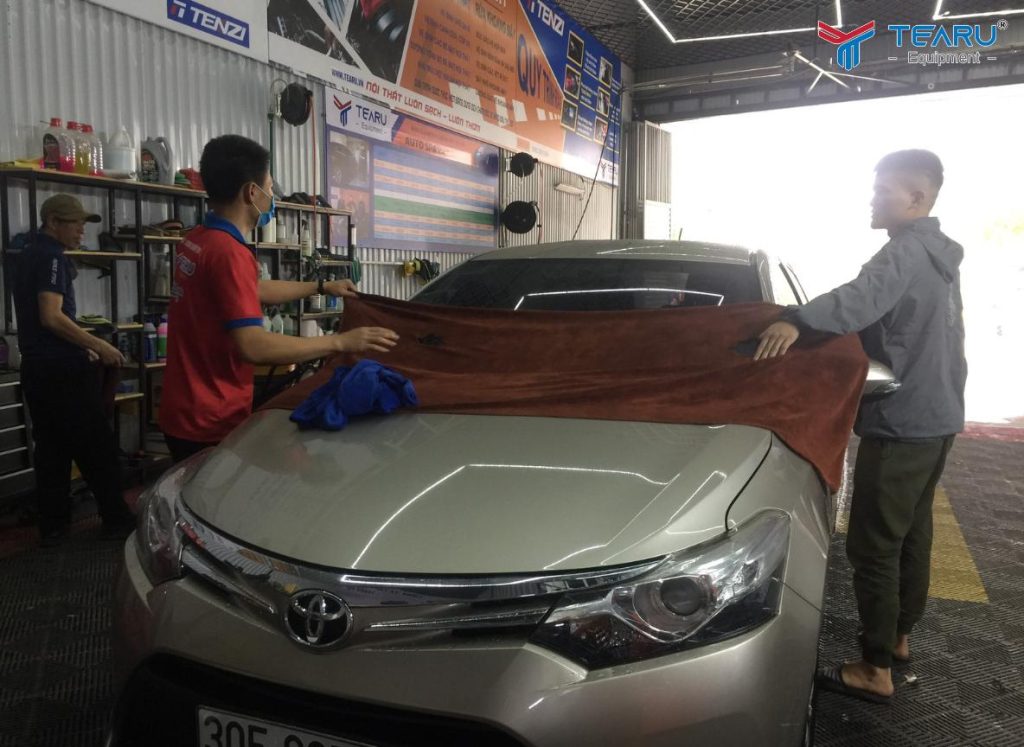 Những Sai Lầm Khi Rửa Xe Không Chạm Làm Giảm Tuổi Thọ Sơn Xe 4 Không lau khô sau khi rửa gây ra vết ố trên bề mặt sơn