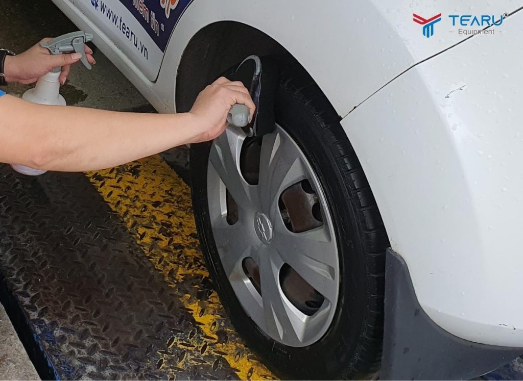 5 Lợi Ích Nổi Bật Của Dung Dịch Dưỡng Bóng Lốp Mà Chủ Xe Không Nên Bỏ Qua 1 5 Lợi Ích Nổi Bật Của Dung Dịch Dưỡng Bóng Lốp Mà Chủ Xe Không Nên Bỏ Qua