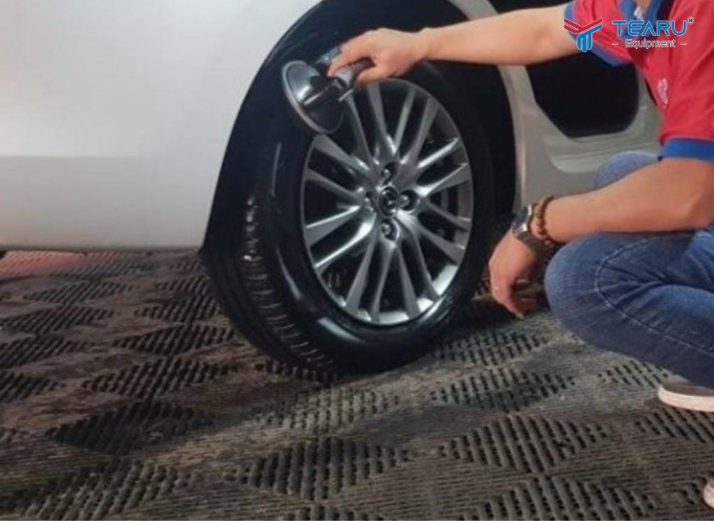 5 Lợi Ích Nổi Bật Của Dung Dịch Dưỡng Bóng Lốp Mà Chủ Xe Không Nên Bỏ Qua 3 Dung dịch dưỡng bóng lốp An Toàn Khi Sử Dụng – Phù Hợp Cả Ô Tô & Xe Máy