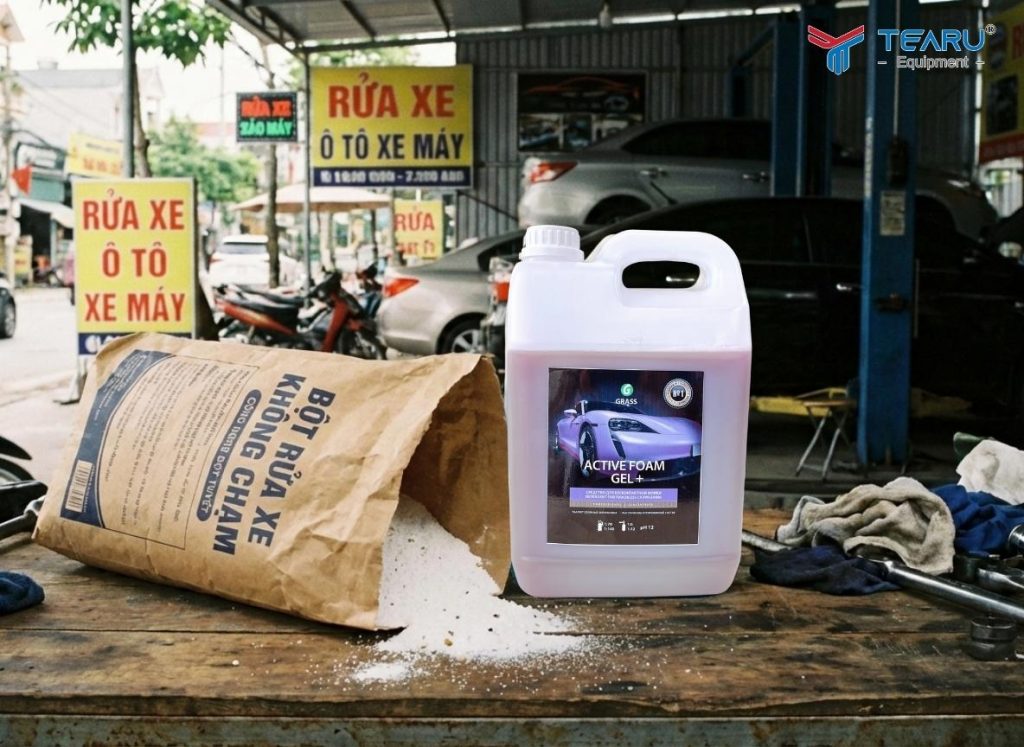 Nên Chọn Bột Hay Dung Dịch Rửa Xe Không Chạm Cho Tiệm Rửa Xe? 3 Xét về lâu dài và bền vững, dung dịch không chạm đang được nhiều tiệm rửa xe lựa chọn hơn.