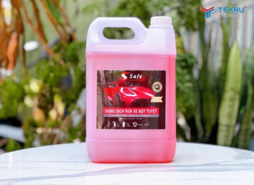 Top 10 Dung Dịch Rửa Xe Tốt Nhất Hiện Nay Được Nhiều Tiệm Tin Dùng 4 Dung dịch rửa xe bọt tuyết Safe Sử dụng trên bề mặt sơn xe, kính lái, lốp và la zăng hiệu quả mà không gây ố sơn hay trắng mốc.