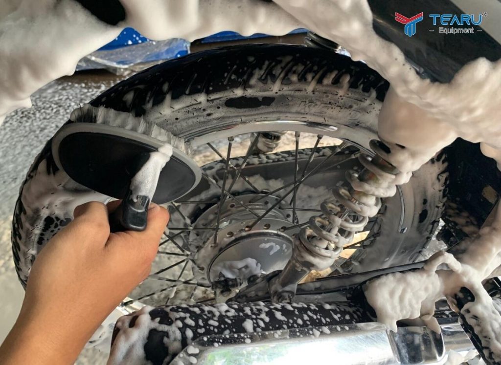 Vì Sao Dung Dịch Chăm Sóc Xe Thân Thiện Môi Trường Được Quan Tâm? 2 Dung dịch chăm sóc xe thân thiện môi trường không chỉ bảo vệ môi trường mà còn bảo vệ sức khỏe cho người rửa xe