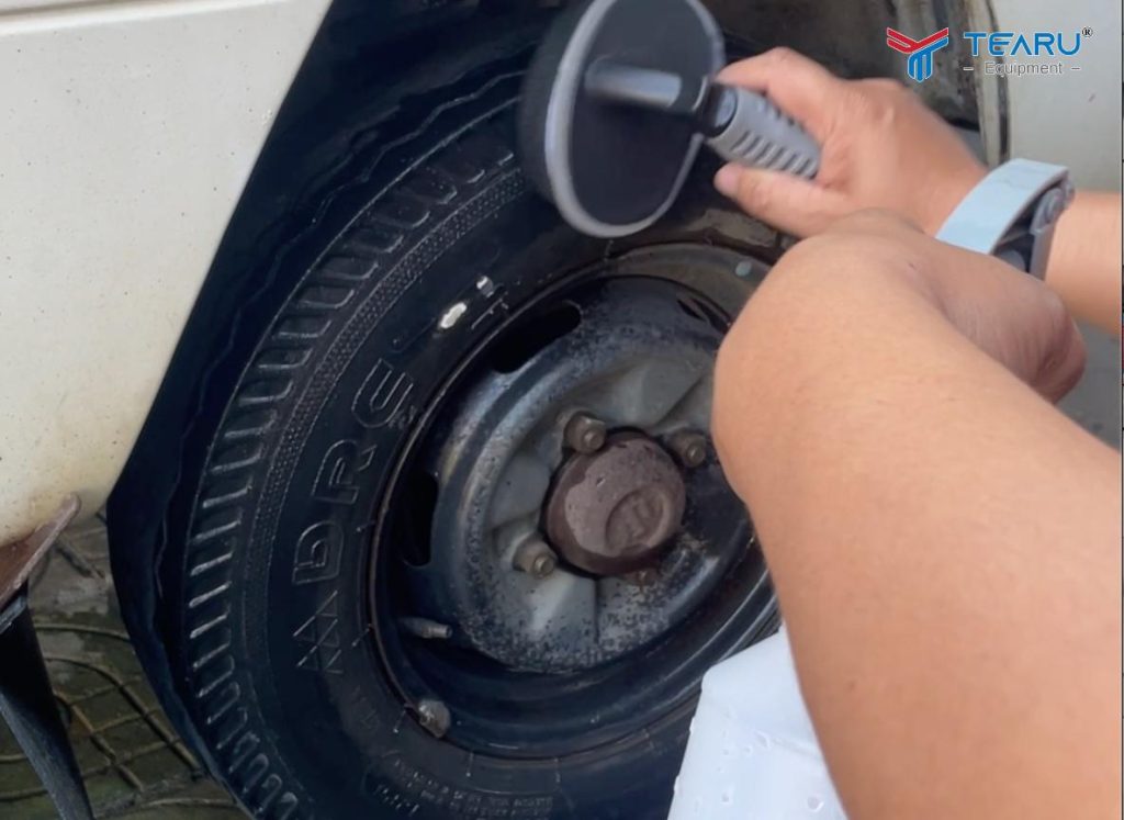 Dung Dịch Dưỡng Bóng Lốp Nào An Toàn Cho Cao Su Năm 2026? 4 Tire Polish giữ cho lốp xe có độ bóng, đen, đẹp tự nhiên