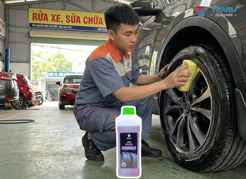 Dung Dịch Dưỡng Bóng Lốp Nào An Toàn Cho Cao Su Năm 2026? 2 Sử dụng dung dịch dưỡng bóng lốp xe Không chứa dung môi dầu hỏa độc hại