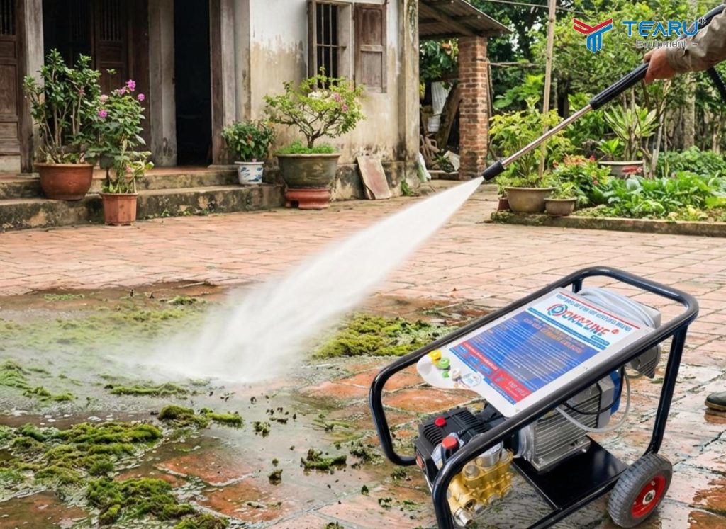 Top 7 Ứng Dụng Thực Tế Của Máy Rửa Xe Cao Áp Không Phải Ai Cũng Biết 2 với máy rửa xe cao áp Okazune bạn có thể Đánh bay rong rêu trên nền gạch chỉ trong vài phút