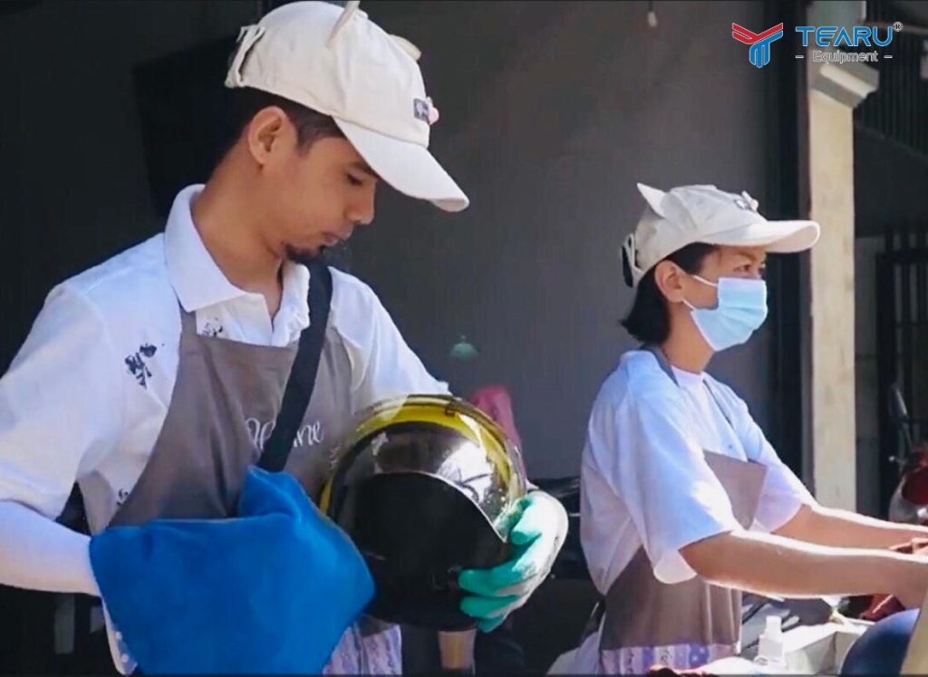 Mô Hình Rửa Xe Máy Kèm Dịch Vụ Vệ Sinh Nón Bảo Hiểm Hái Ra Tiền 3 Vệ sinh nón bảo hiểm bằng máy giúp chất lượng đồng đều