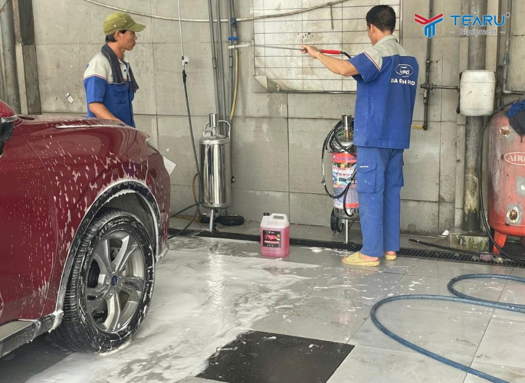 Chi Phí Dung Dịch Chăm Sóc Xe Chiếm Bao Nhiêu Trong Doanh Thu Garage? 2 Chi phí dung dịch của gara rửa xe còn phụ thuộc vào ý thức tiết kiệm của nhân viên