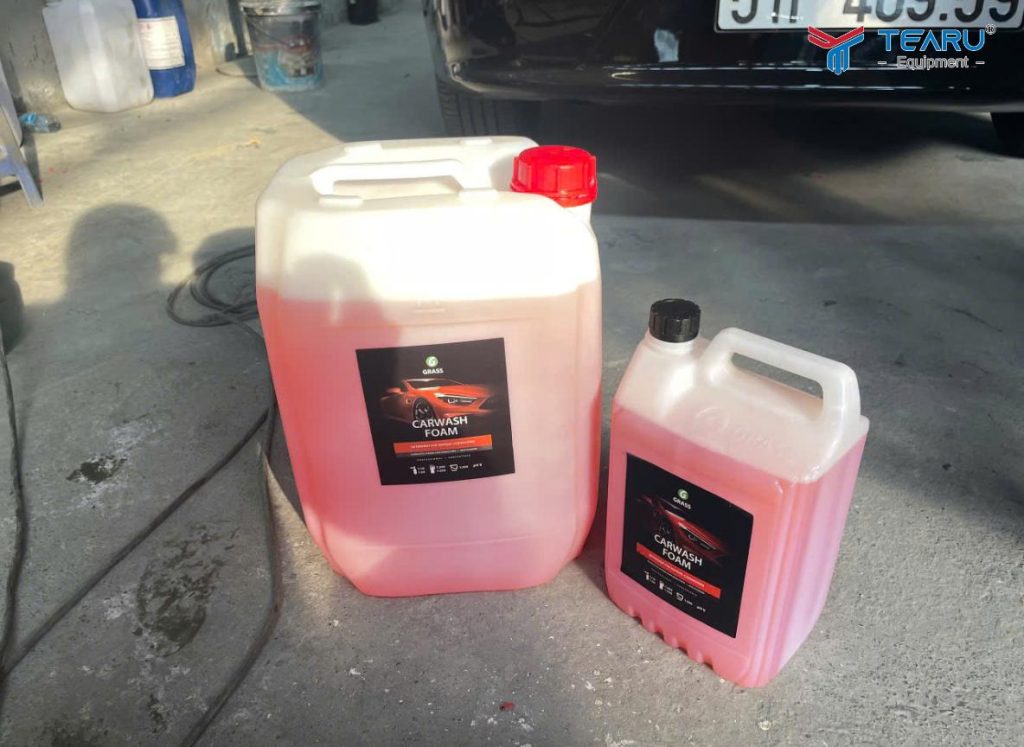 Chi Phí Dung Dịch Chăm Sóc Xe Chiếm Bao Nhiêu Trong Doanh Thu Garage? 4 Dung dịch Carwash foam với bọt dày, mịn giảm ma sát khi rửa tránh làm trầy sơn xe