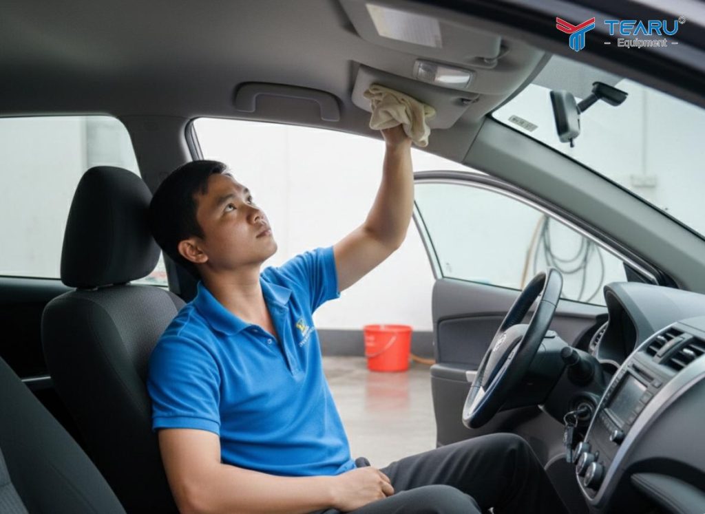 Quy Trình Vệ Sinh Nội Thất Ô Tô Chuẩn Garage Chuyên Nghiệp 3 Khi xịt dung dịch tránh xịt nhiều làm ướt trần quá mức